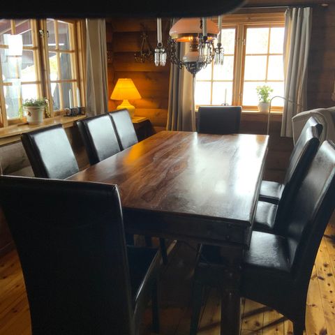 Rustikk spisebord med 8 stoler et kupp