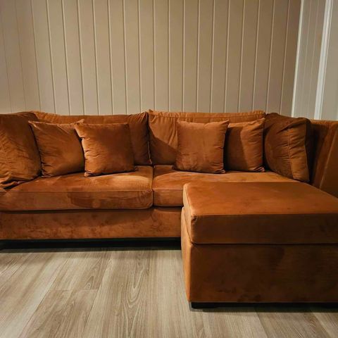 Velour sofa selges grunnet flytting