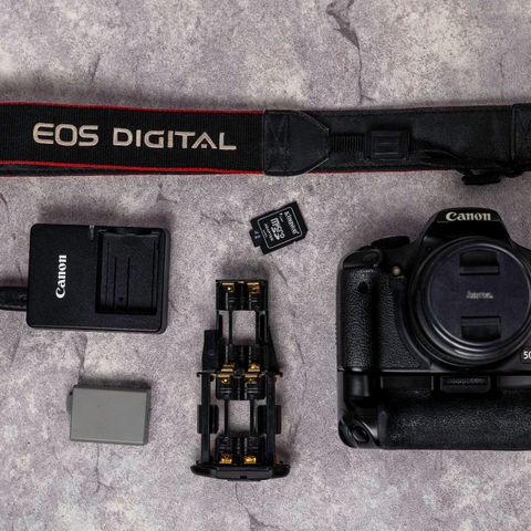 Canon 500D med Grip, linsen og Tre Batteri