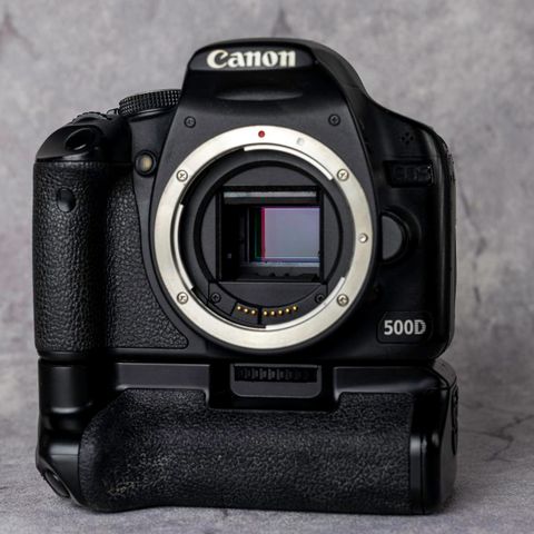 Canon 500D med Grip, linsen og Tre Batteri