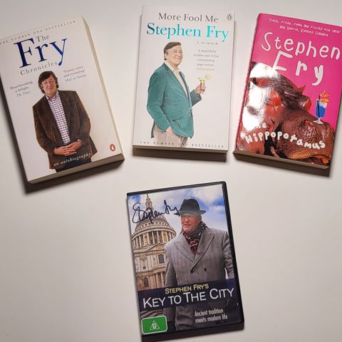 Diverse Stephen Fry - Bøker og signert film