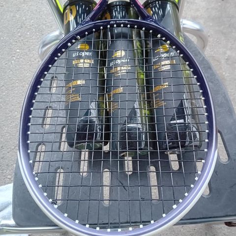 Tennisrackett og 11 tennisballer
