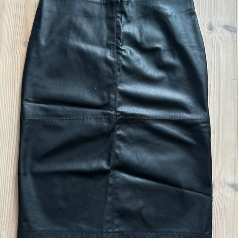 Only faux leather skirt str 38