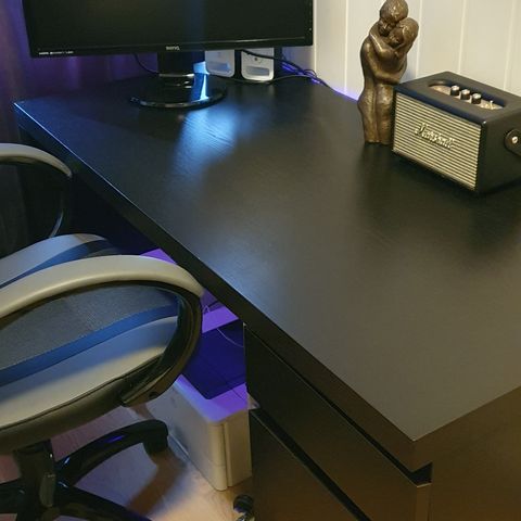 Gamingstol fra Jysk og skrivebord fra IKEA