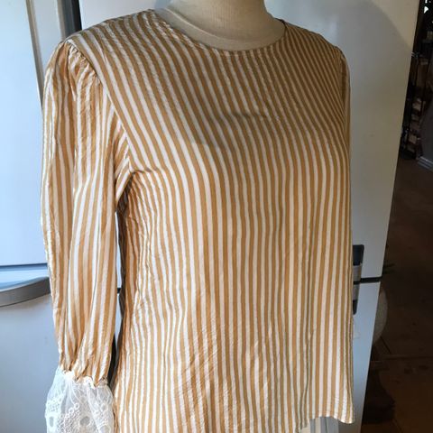 »HVIT/OKER STRIPET BLUSE MED BLONDER», str. 38