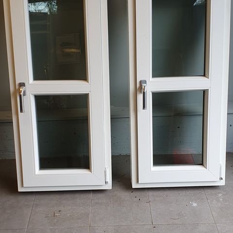 2 PVC vinduer til salgs