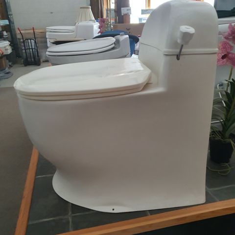 Vera toalettstol med barkdoserer