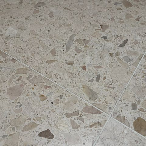 Steinfliser (95 % marmor), ca. 4,5 kvm i ulike flisstørrelser