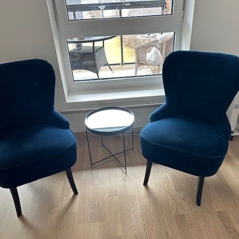 2 blå stoler + bord selges