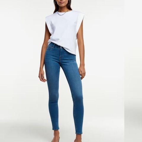 Selger flere NYE Molly + Bonnie jeans str. S