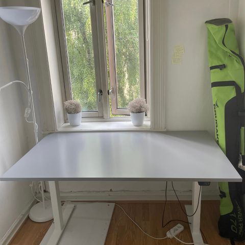 IKEA elektronisk sitte/stå skrivebord/kontorpult 140x80cm, god stand