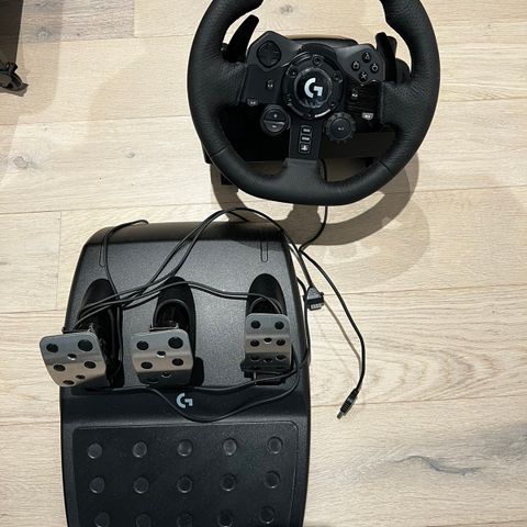 Logitech G923 ratt og pedal