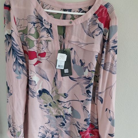 Blomstret bluse