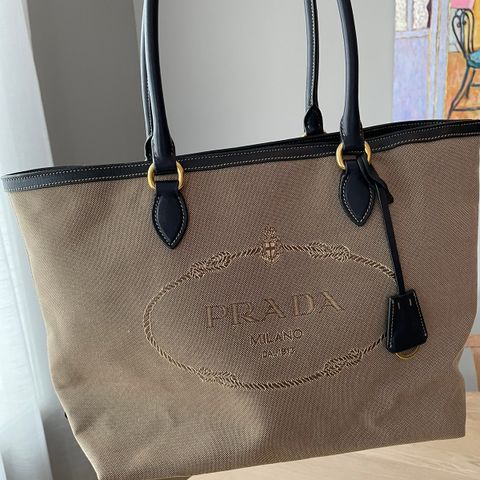 Prada Canapa Logo Tote i perfekt stand