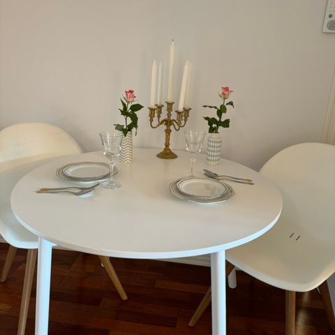 Kjøkkenbord + 2 stoler - Komplett