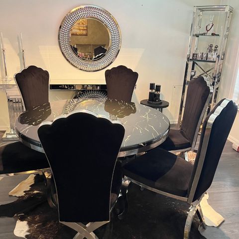 Spisebord med laminat marmor bordplate og 6 spisestoler i svart velur