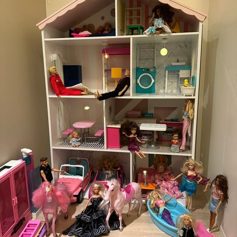 Stort Barbiehus med mye utstyr!