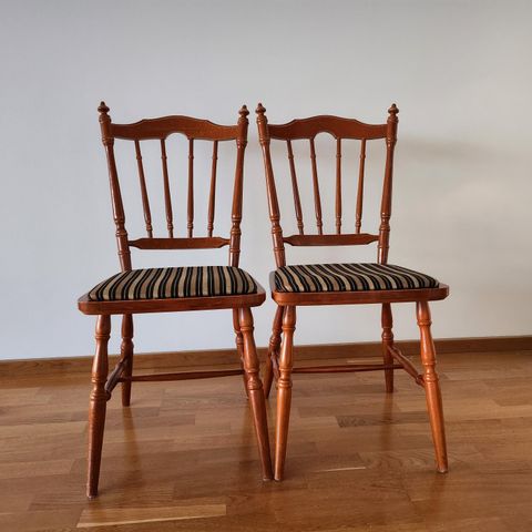 2 pinnestoler/kjøkkenstoler selges samlet for 500