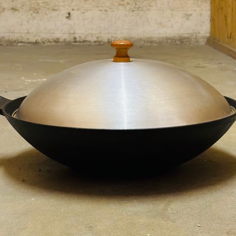 Støpejern wokpanne Ø36,5cm med lokk og rist