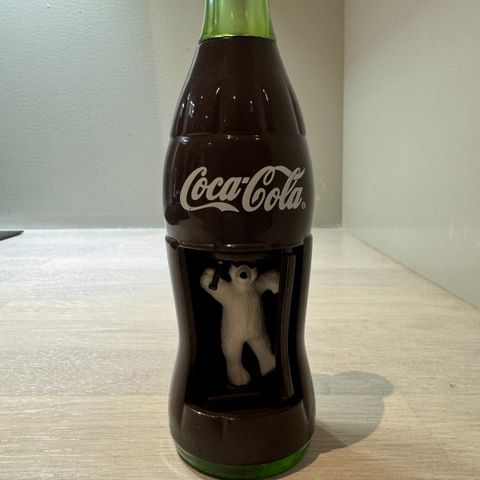 Vintage Coca Cola flaske 1999 med trekk opp dansende isbjørn