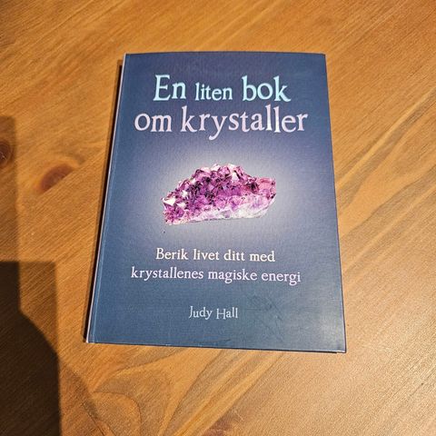 Ubrukt bok om krystaller
