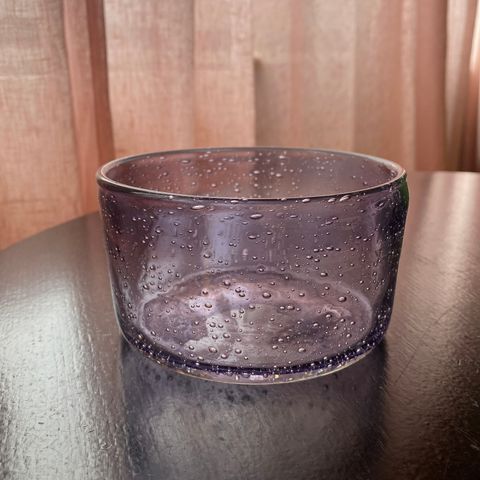 Nydelig skål i lilla glass med bobler.