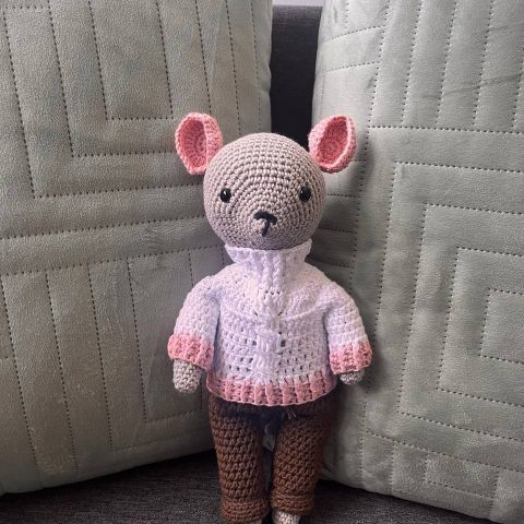 Mus i genser og bukse, amigurumi