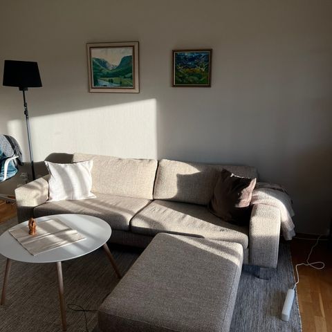 Brun/beige fin sofa med puff/sjesalong