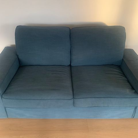 Kivik 2 seter sofa med mørkeblått trekk