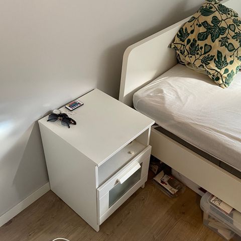 Pent brukt nattbord fra IKEA selges