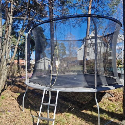 Stor trampoline i god stand gis bort mot henting.