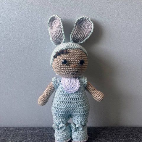 Heklet gutten i en kanindress, amigurumi