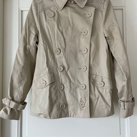 Ny beige jakke med fine detaljer i str M fra Soaked in Luxury selges