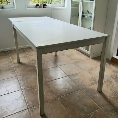Praktisk hvitt bord med uttrekksklaff