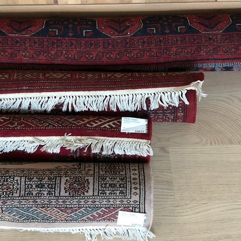 Vakre orientalske tepper i ulike størrelser.