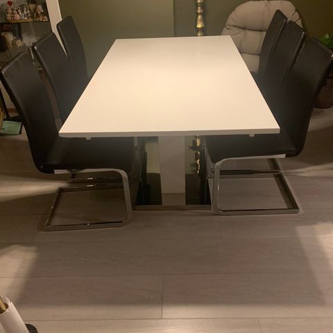Spisebord med seks stoler