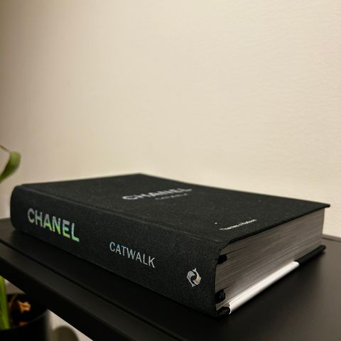Chanel coffee table bok