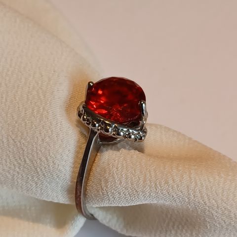Fin ring med rød stein