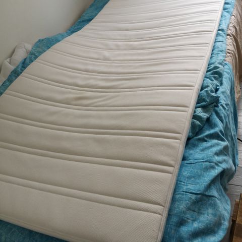 Pent brukt overmadrass til enkel seng.