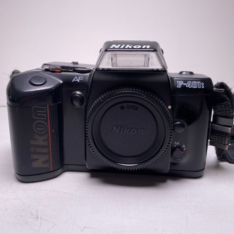 18. Nikon F-401s  (4004s) 35mm halvautomatisk analog fotoapprat