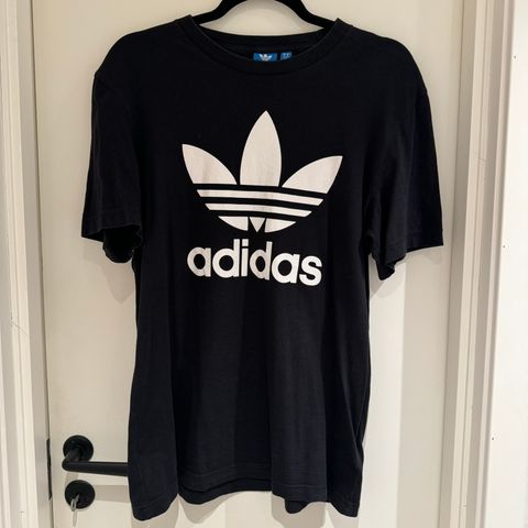 Adidas t-skjorte str. medium