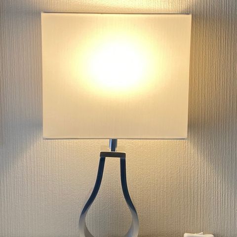 Lampe med hvit skjerm