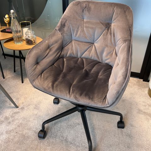 Very nice chair used only for 3 months