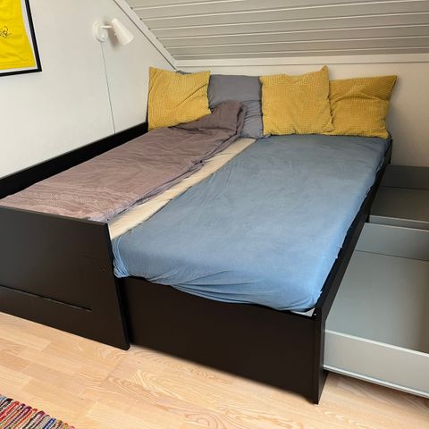 BRIMNES seng med 2 skuffer, svart, 80x200 cm. Inkl 2 madrasser