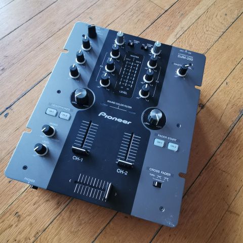 Pioneer DJM 250 DJ mixer (Reservert til 01/05)