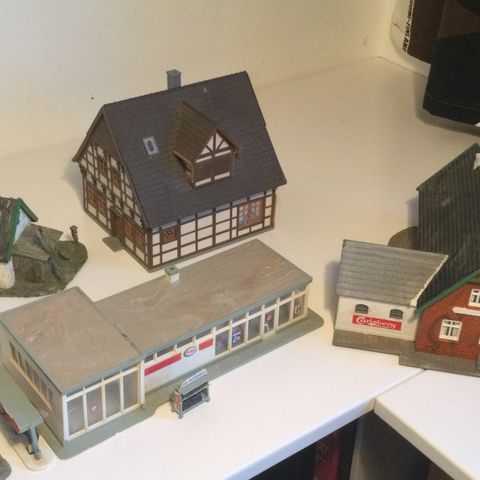 Hus / bygninger til modelljernbane