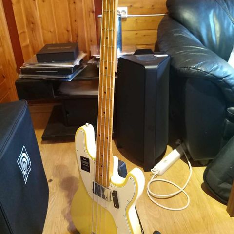 Selger Ny Fender Vintera II 70s Telecaster Bass Vintage White