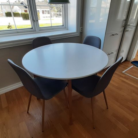 Spisebord/kjøkkenbord og 4 stoler