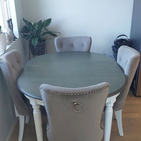 Flott spisebordgruppe - bord m/klaff og 4 stoler. Selges samlet hbo 5000 kr.