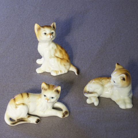 Tre katter av porselen